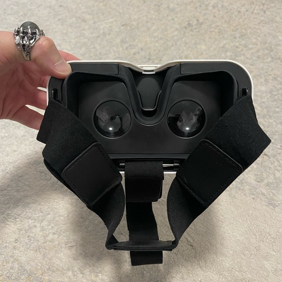 Like New One-Size Sharper Image VR Virtual Reality Headset Fits Most Cellphones - Picture 6 of 8